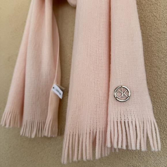 Calvin Klein Soft Baby Pink Flowy Fringe Scarf - Picture 5 of 6
